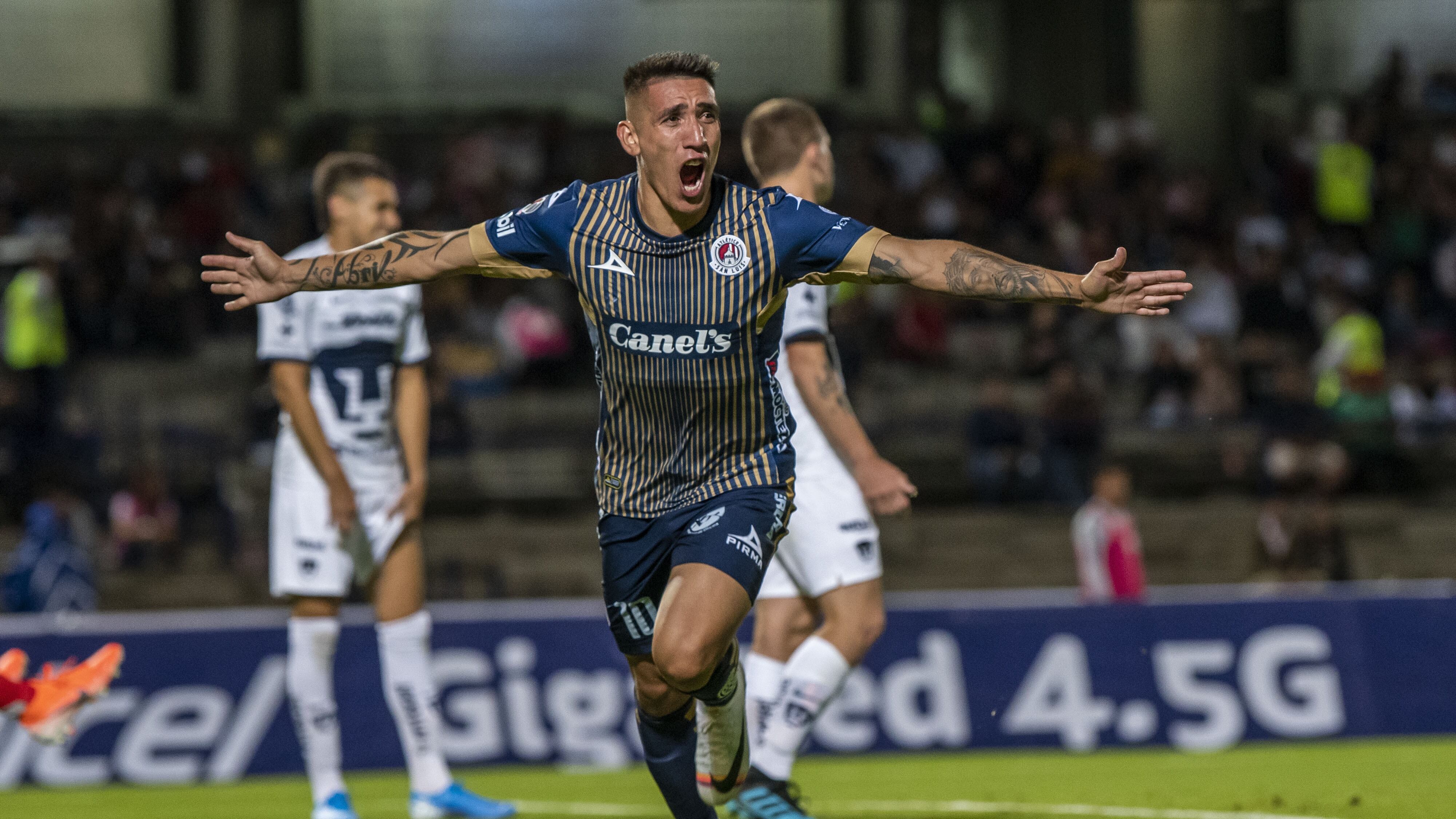 Ricardo Centurión celebrando un gol contra Pumas