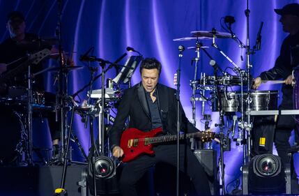 En un encuentro único con sus fanáticos de todas las edades, Los Temerarios ofrecieron la primera de sus dos presentaciones en el Estadio GNP Seguros, recinto que fue testigo de una noche llena de temas que marcaron la carrera de la agrupación en más de 40 años dentro de la industria, por lo cual el público coreó canciones como “Dímelo", "Solo te quiero a ti", "Te hice mal", "Por qué te conocí", entre otras.