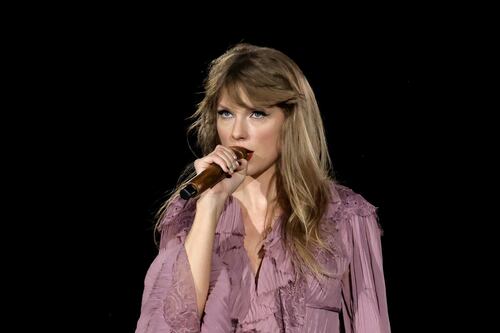 ¡El staff de Taylor Swift fue captado comprando mercancía pirata de la cantante!