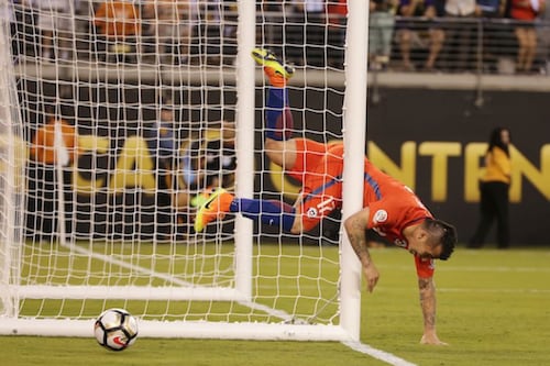 VIDEO: ‘Oso’ de Higuaín y tremendo choque de Medel