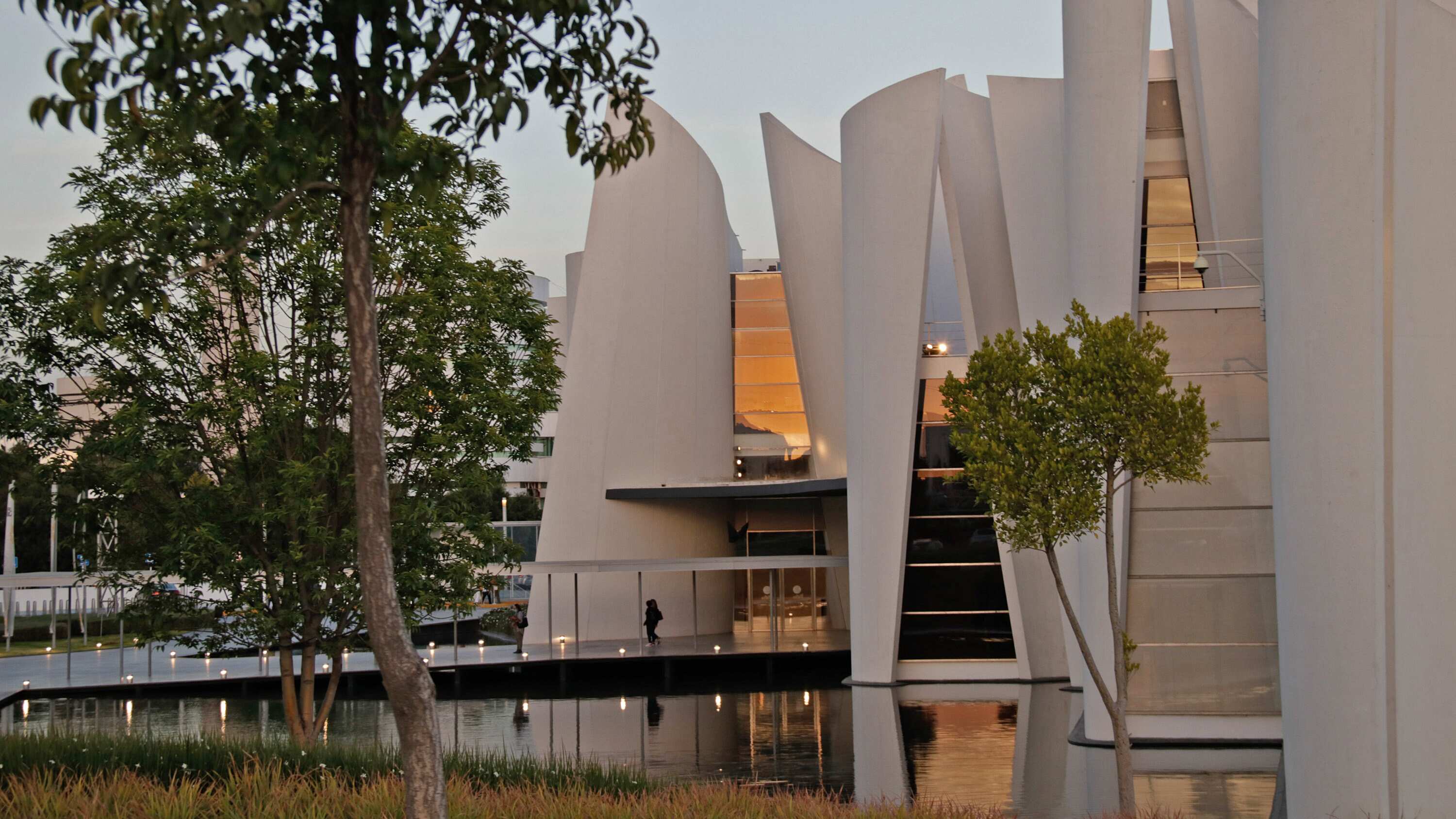 Para su construcción se empleó inversión federal, estatal y la contratación de deuda.