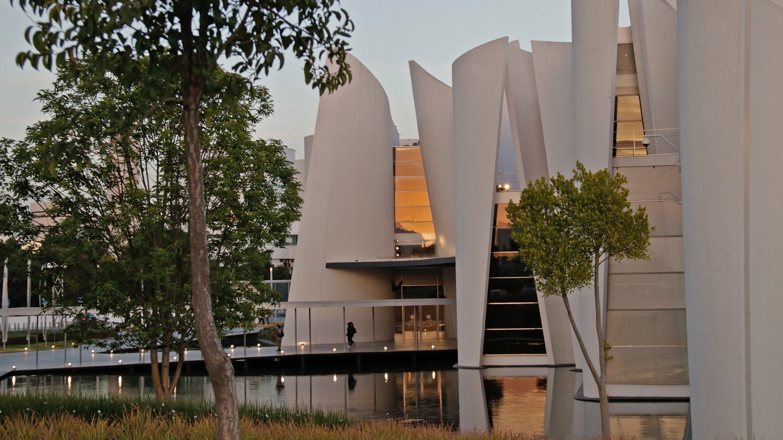 Para su construcción se empleó inversión federal, estatal y la contratación de deuda.