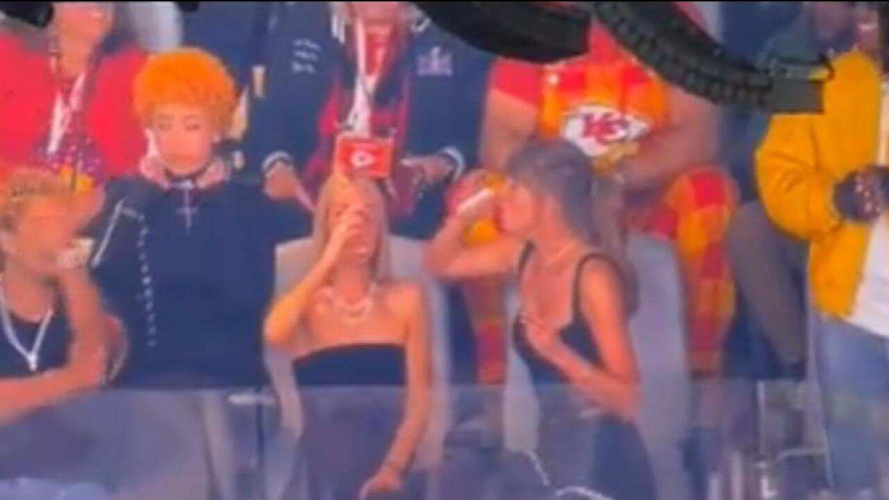 Taylor Swift disfrutando del Super Bowl