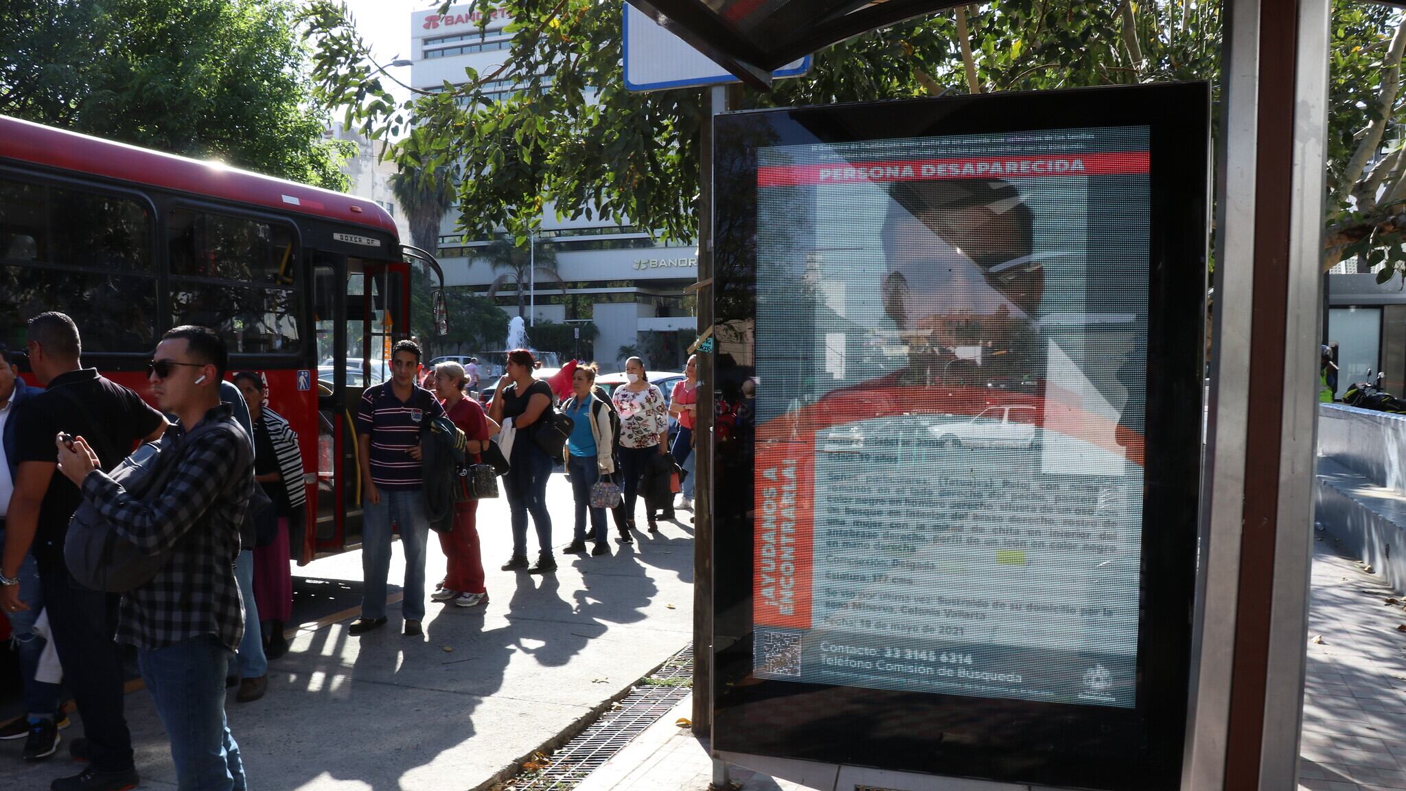 Los parabuses donde se exhiben las fichas de búsqueda se encuentran en las principales avenidas de la ciudad.