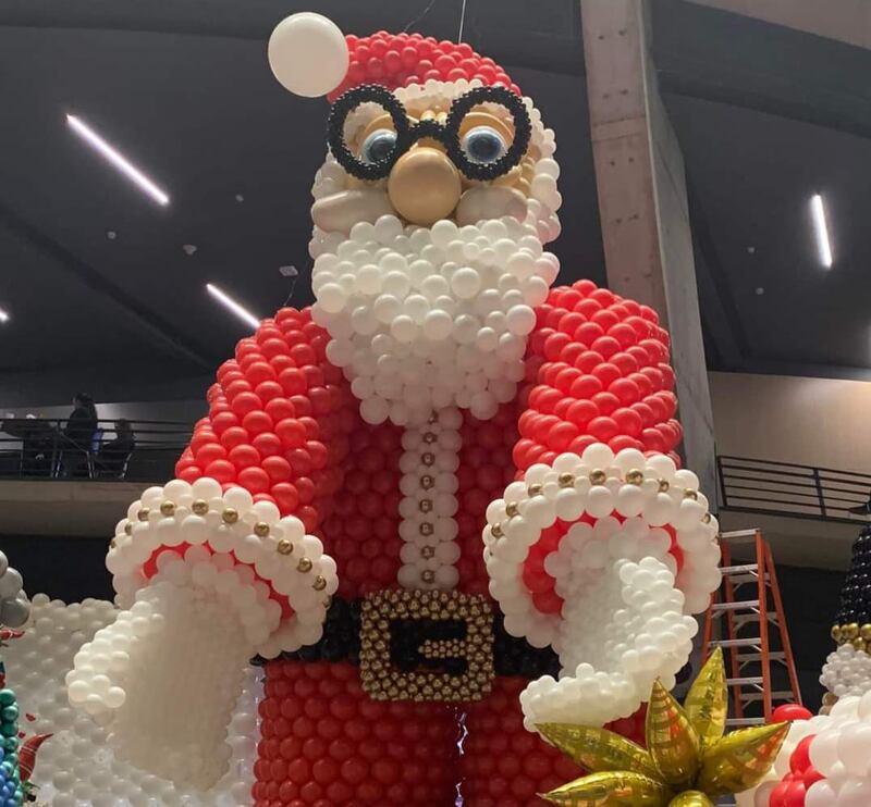 El Santa de más de 30 metros de altura es uno de los personajes que más llaman la atención.