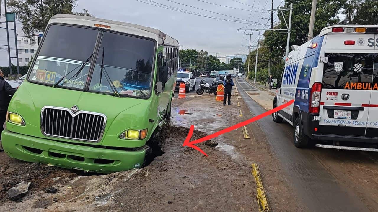 Camión cae en socavón en Coyoacán