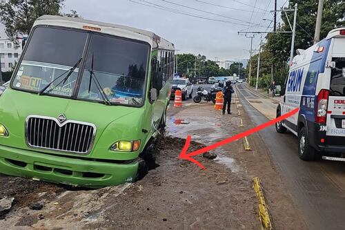 Camión cae en enorme socavón en Coyoacán y esto habría provocado la caída