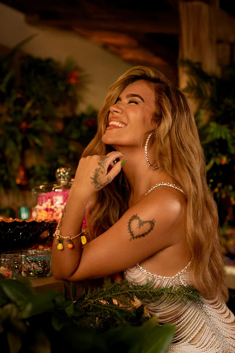 La superestrella colombiana celebra su nuevo álbum con una experiencia inmersiva para sus fans: comida típica, arte corporal, joyería personalizada y una fiesta en la azotea