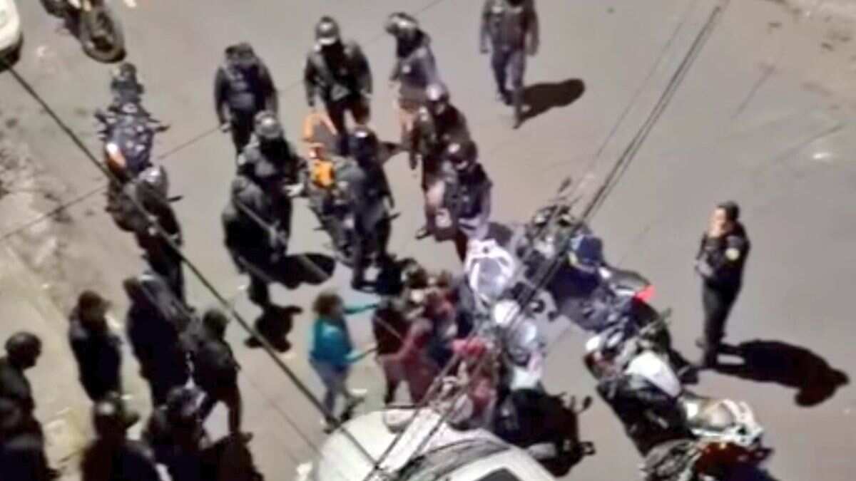 olicían golpean a jóvenes en CDMX.