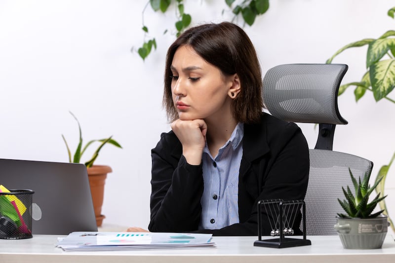 Negociar las condiciones de nuestro salario no se trata solamente de pedir más dinero, sino de hacer una reflexión entre lo que le ofreces a la empresa y lo que recibes. Foto: Freepik.