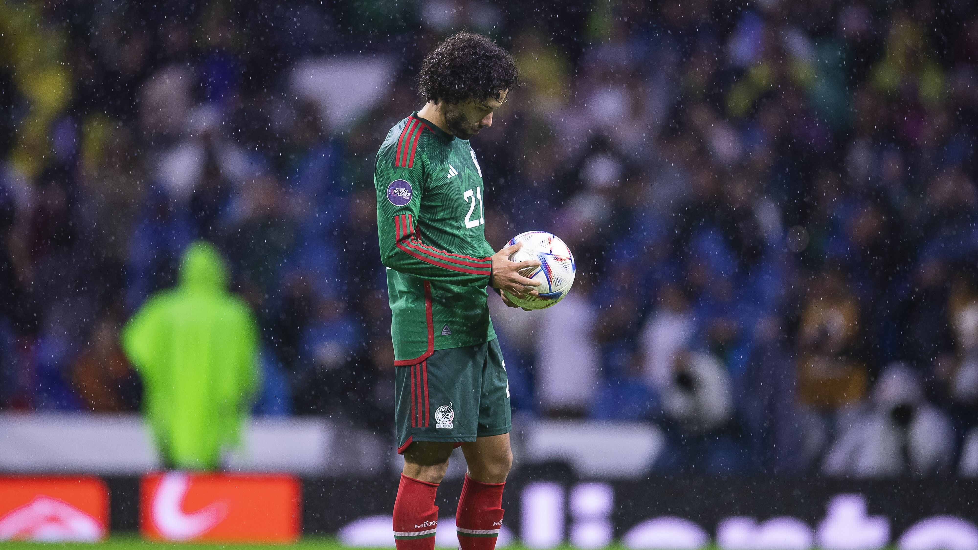 César Huerta durante los cobros de penales de México vs Honduras.