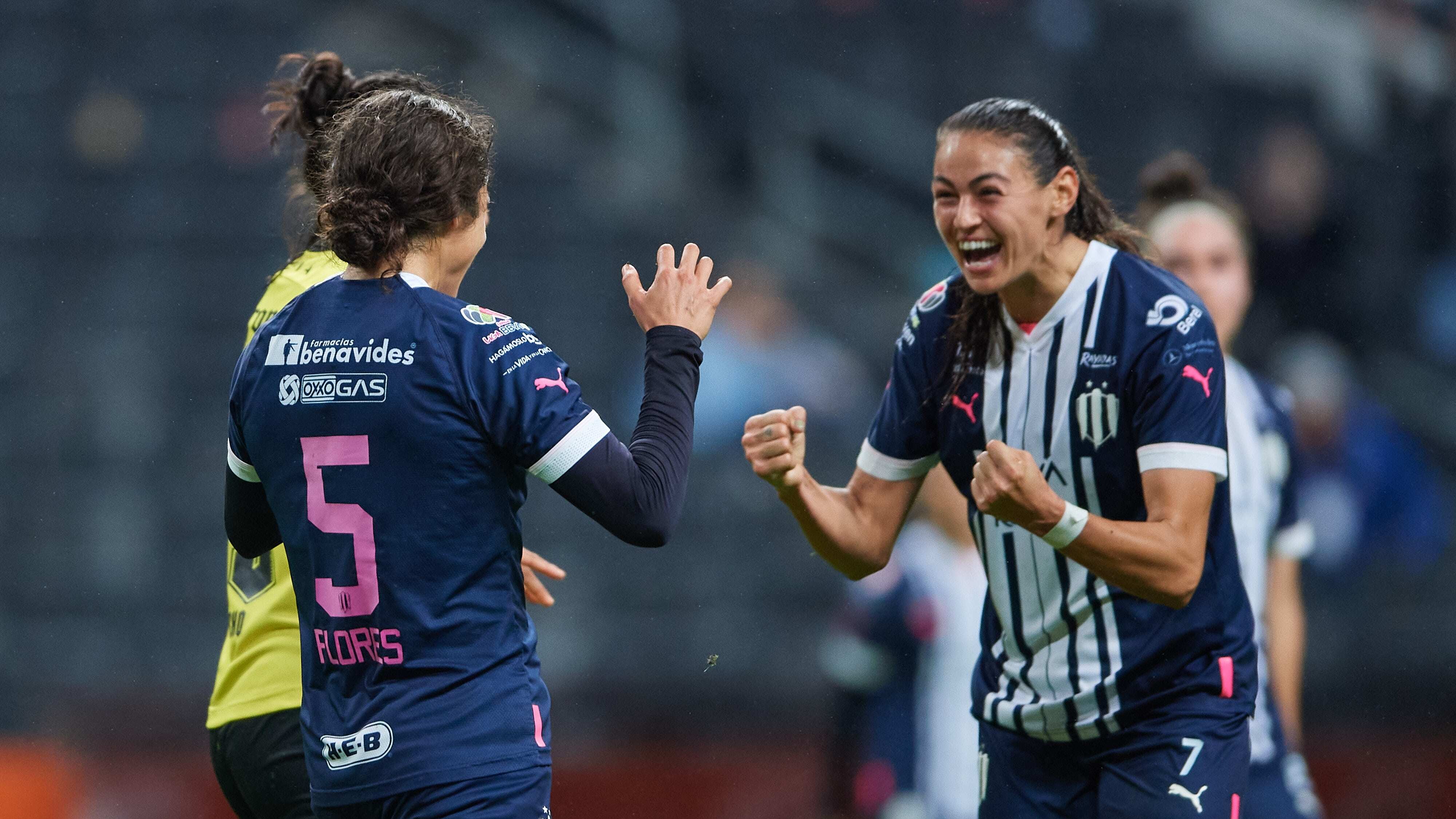 Monica Flores y Christina Burkenroad celebran la goleada ante Mazatlán