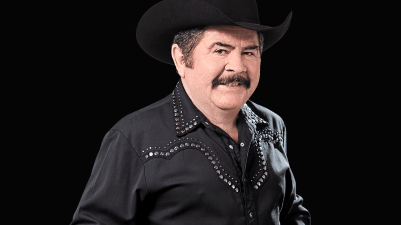 En redes sociales se ha viralizado el momento en que el cantante se desplomó.