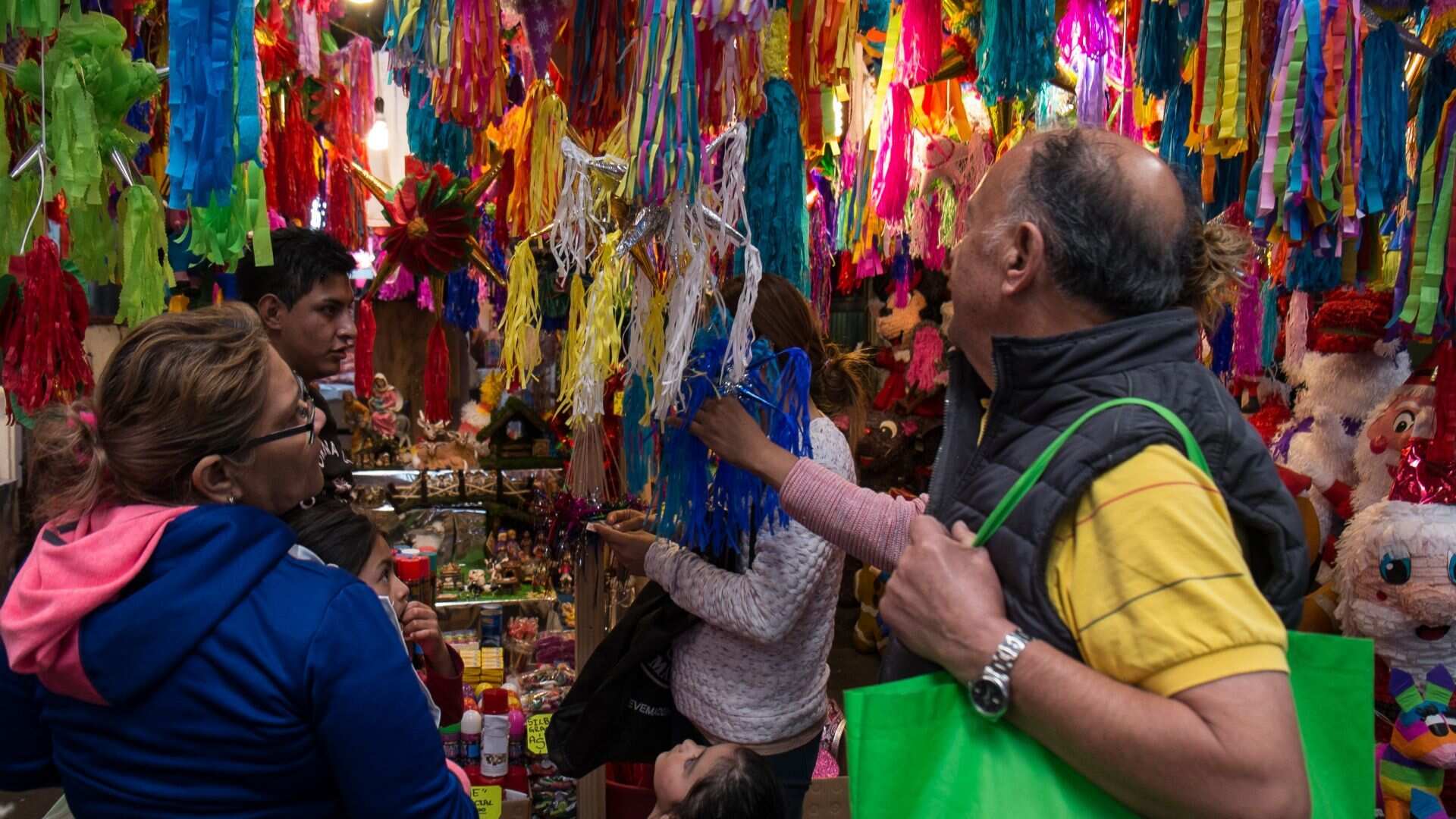Una posada cuesta más de 7 mil pesos, 50% más que el año pasado; hay frutas como la guayaba con alzas de 12%, mientras que el azúcar subió más de 30%.