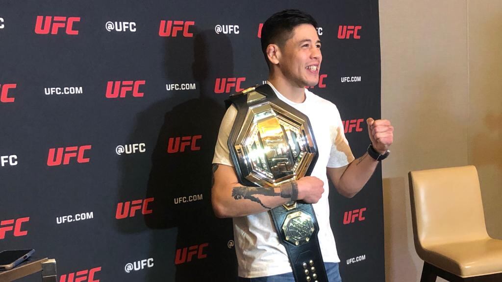 El campeón mundial pluma presumiendo su cinturón