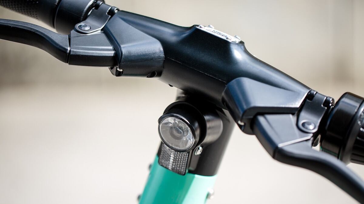 La niña salió a jugar en su patín. (Especial)