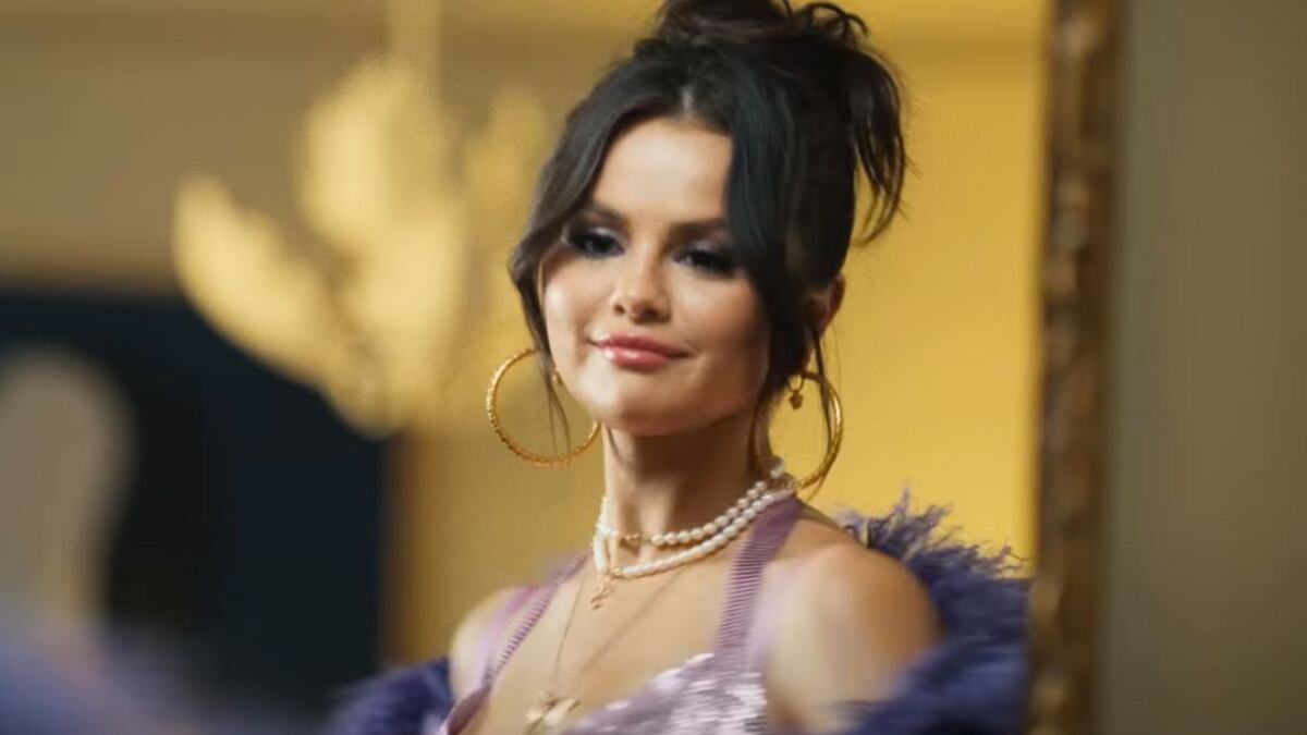 ‘Single Soon’ de Selena Gomez, no solo arrasó en las plataformas de música, también en TikTok gracias a su maquillaje ‘glam’.