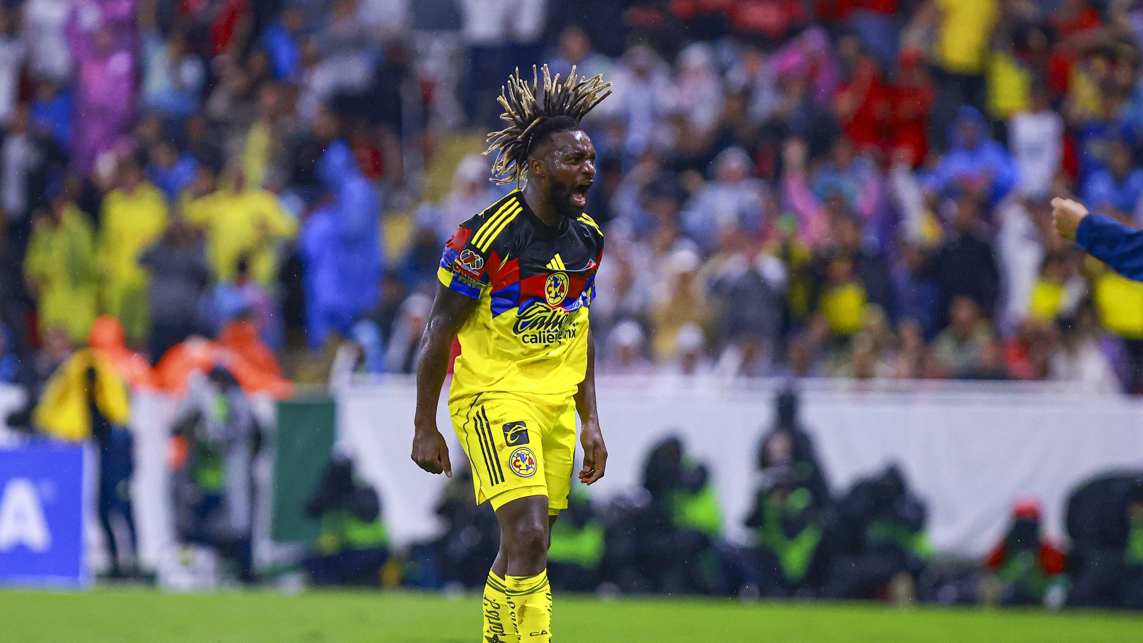 Saint-Maximin debutó con gol.