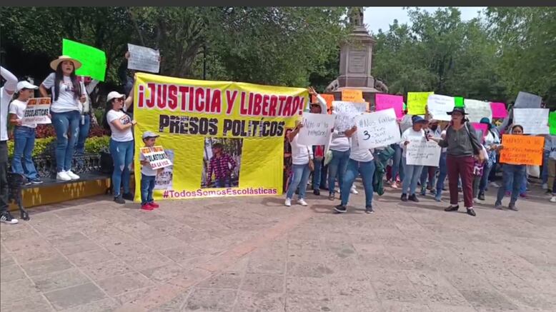 Manifestantes estuvieron en Plaza de Armas para exigir su liberación.