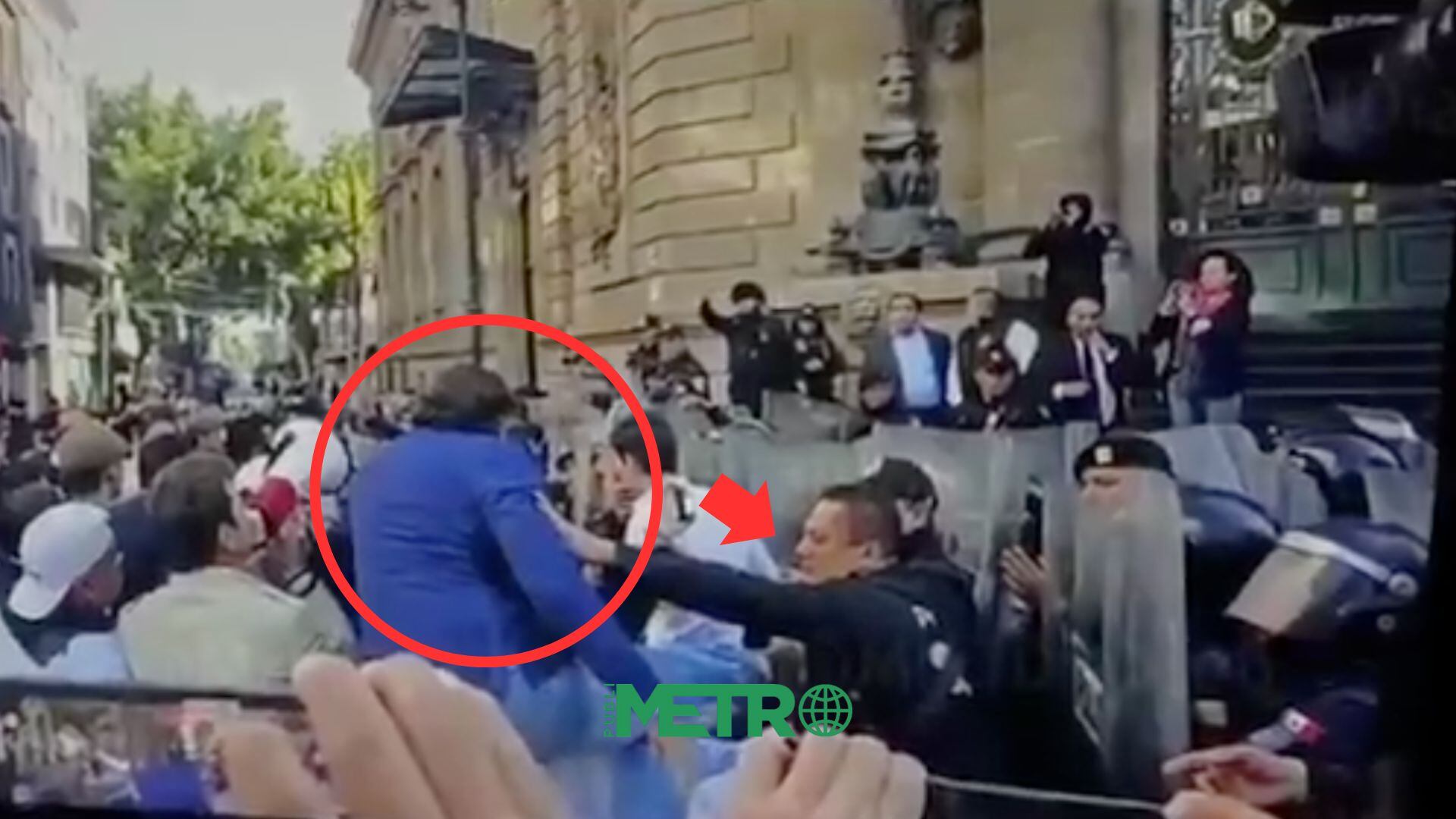 Video: Manifestante patea a policía en la cara frente al Congreso CDMX en plena discusión sobre corridas de toros