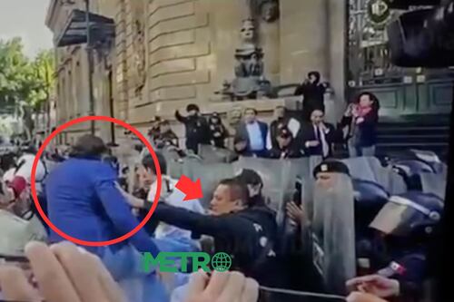 Manifestante patea a policía frente al Congreso CDMX en plena discusión sobre corridas de toros