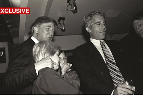 “¿Las tiene Putin?”: Nuevo correo de Epstein señala fotos prohibidas de Trump y Clinton