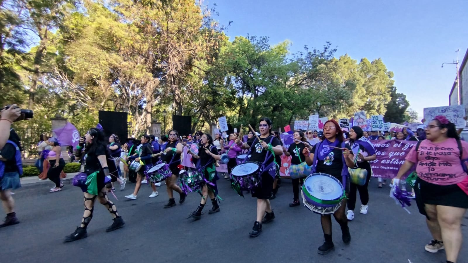 La primera marcha fue a cargo de la colectiva Feminismo para todas.