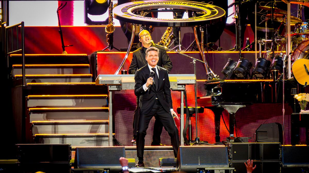 Luis Miguel brilla ante un abarrotado Santiago Bernabéu