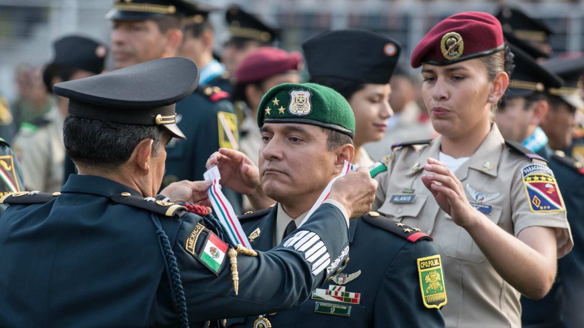 Ejército da más condecoraciones, pero tiene menos decomisos al narco