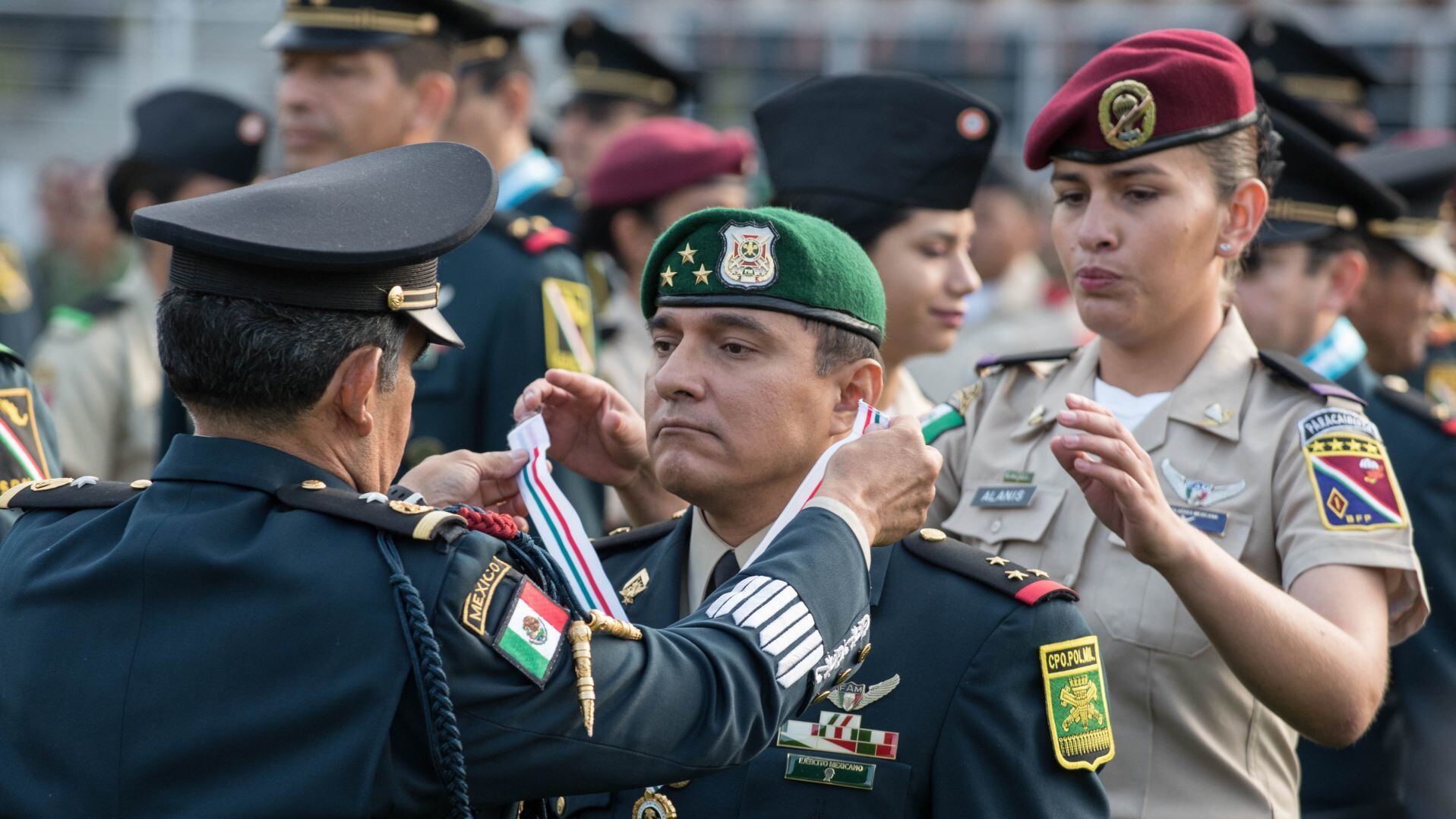 Ejército da más condecoraciones, pero tiene menos decomisos al narco