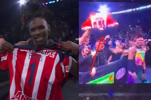 Luchador de WWE rechaza y tira jersey de Chivas en en pleno show