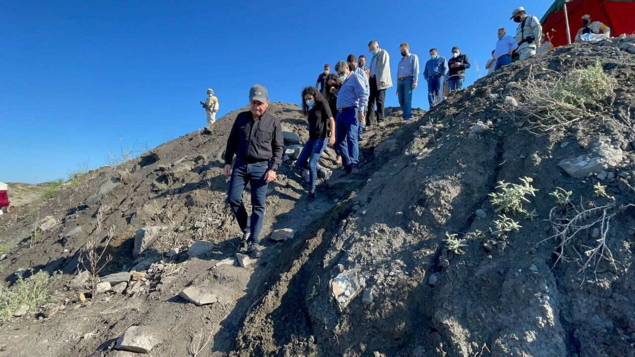 MÚZQUIZ, COAHUILA, 04JUNIO2021.- Continúan los trabajos de rescate de los siete mineros que quedaron atrapados en una mina de arrastre extractora de carbón en el Poblado de Rancherías. Elementos de la Secretaría de la Defensa Nacional y Protección Civil Federal colaboran en las labores de rescate y seguridad en la zona, en donde al momento se ha logrado rescatar el cuerpo de un minero sin vida que familiares han identificado con el nombre de Mauricio Cortés.