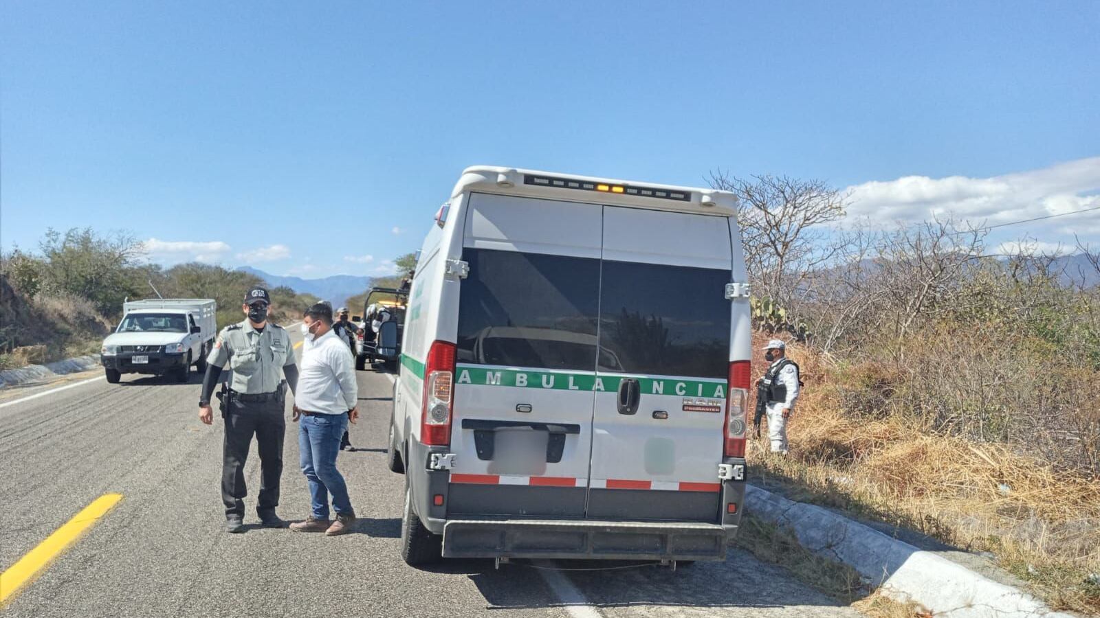 Viajaban hacinados 28 nicaragüenses en la ambulancia patito interceptada.