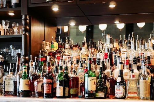 Investigan 6 casos de licencias falsas para venta de alcohol