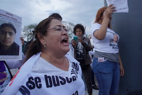 Madres buscadoras llevan su exigencia al Estadio Cuauhtémoc durante partido España-Perú