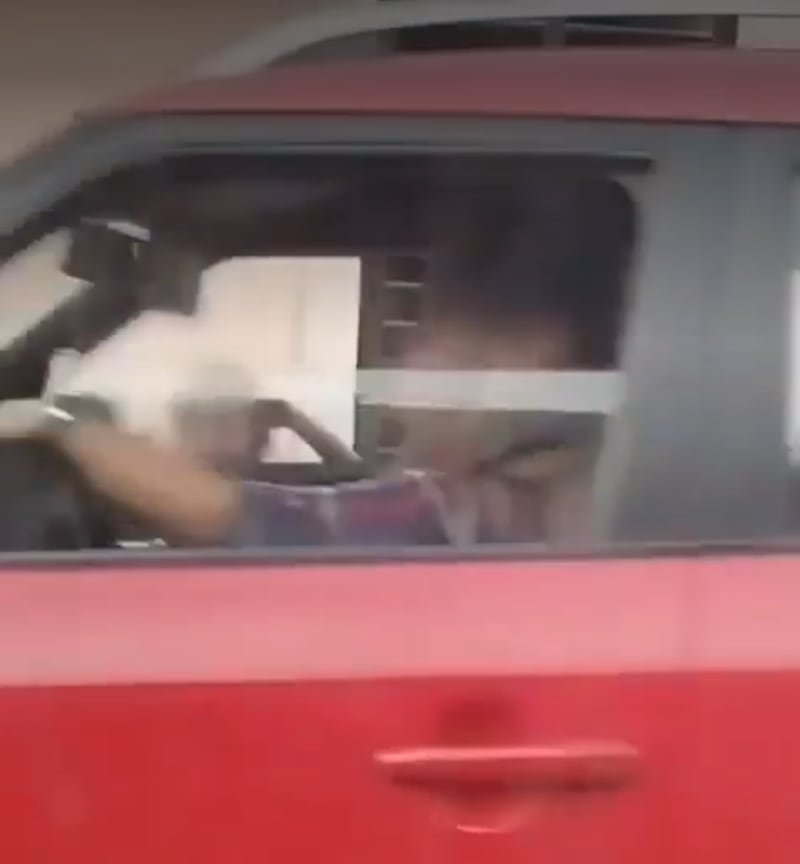 La conductora detuvo el auto cuando se percató de que estaba siendo grabada.