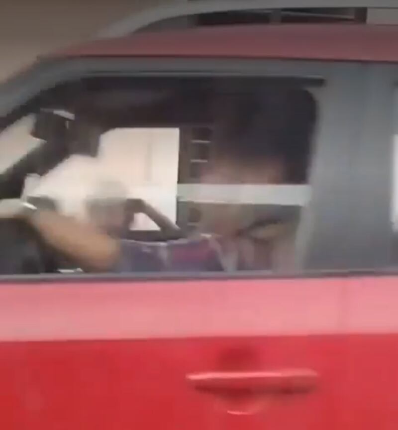La conductora detuvo el auto cuando se percató de que estaba siendo grabada.