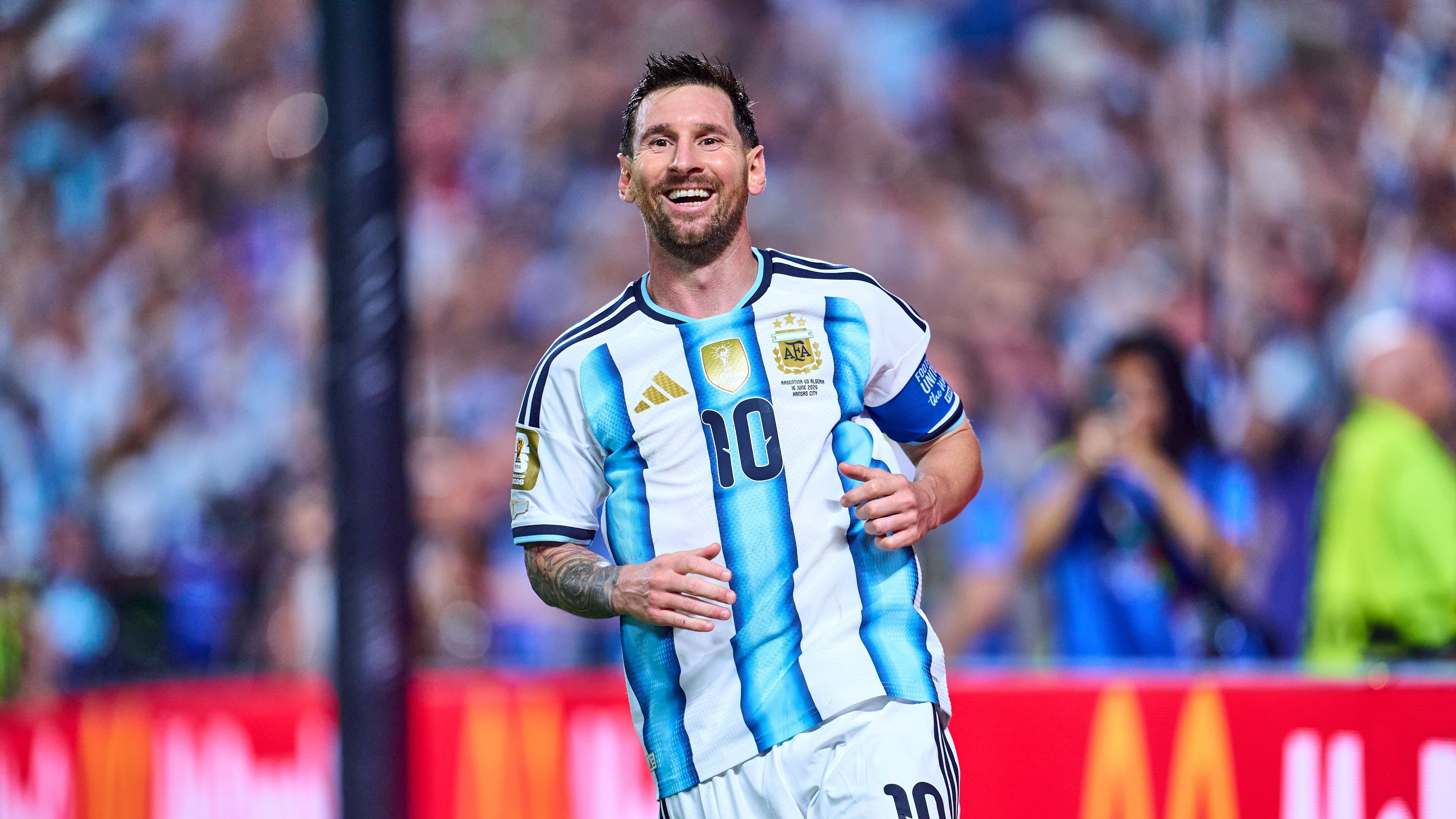 Lionel Messi brilla en el debut de Argentina