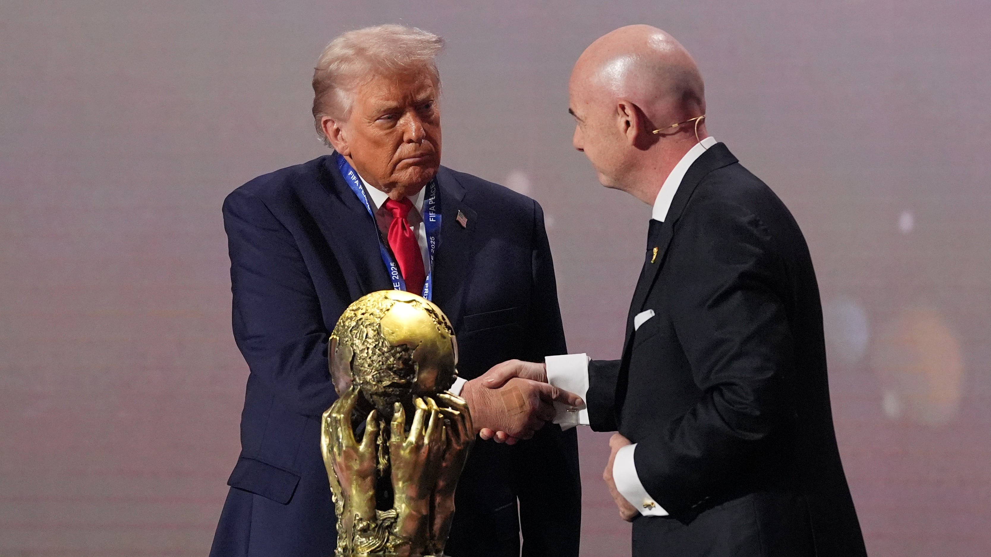 Trump recibió el premio FIFA de La Paz.