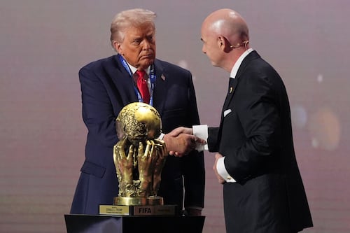 “Un líder que le importa la gente”: Infantino se rinde ante Trump y le entrega el premio FIFA de La Paz