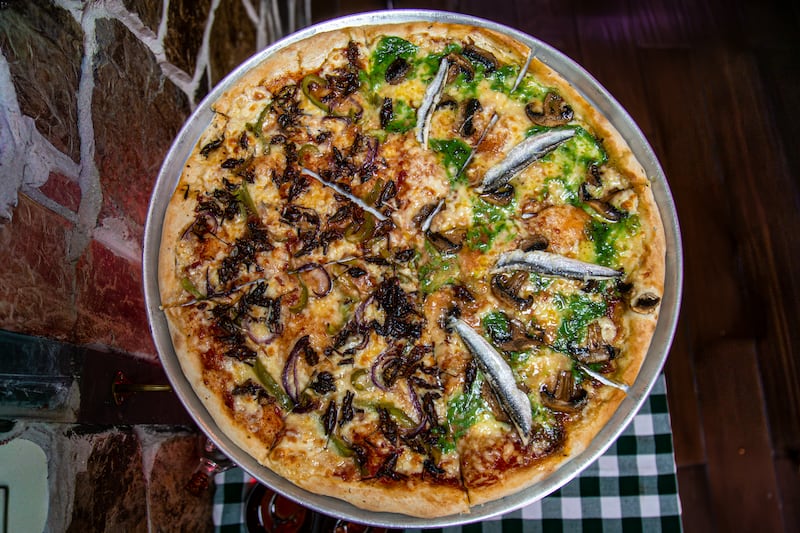 Aquí podrás de disfrutar de bebidas para atraer el amor, la fortuna y por supuesto, de deliciosa pizza con ingredientes de calidad, además realizan sesiones de lectura de cartas.