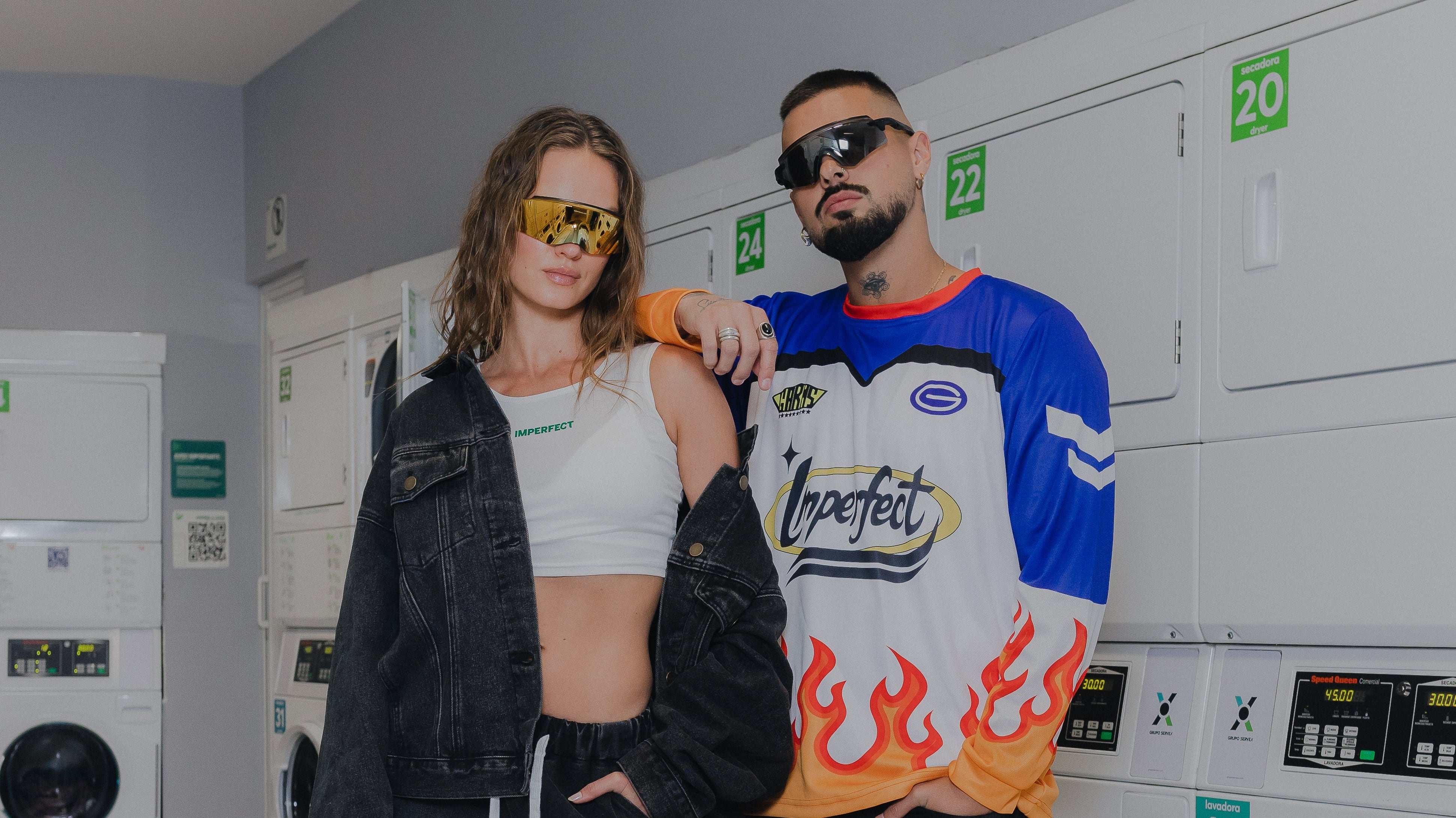 Esta propuesta irreverente rompe códigos y convierte lo aparentemente erróneo en el detalle más chic de la temporada