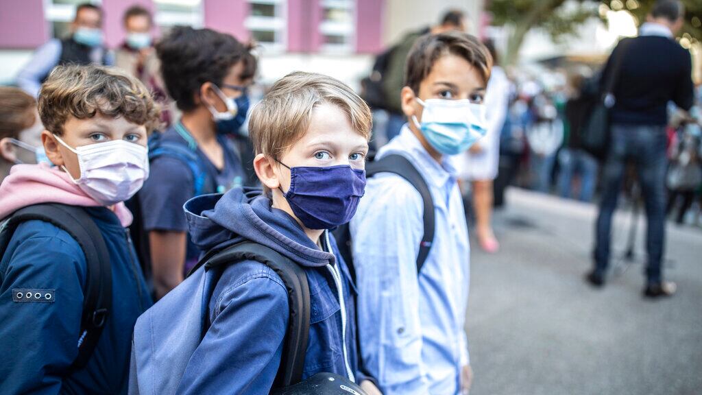 Cubrebocas ya no será obligatorio en estudiantes de Francia