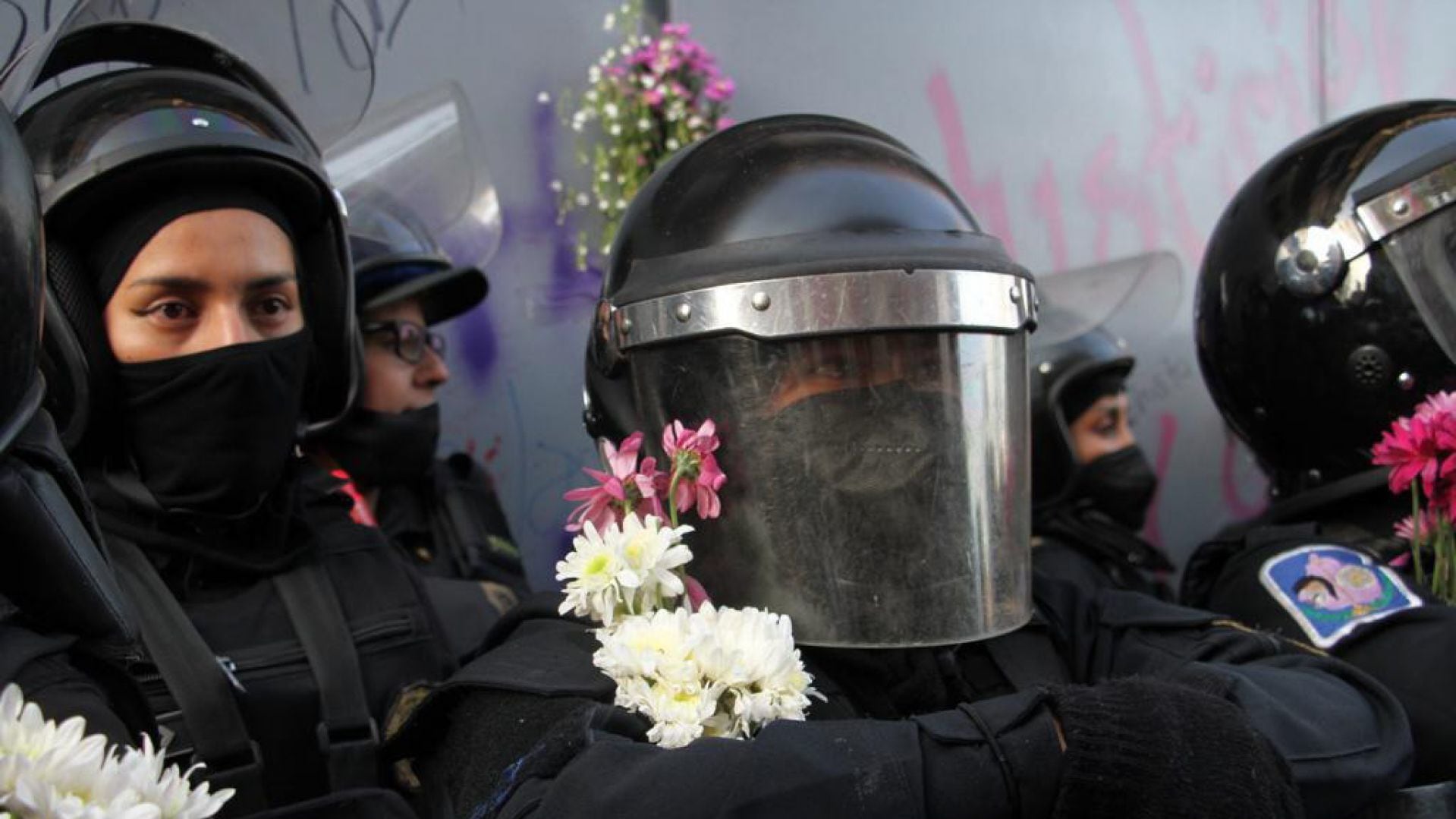 Mujeres policías en marcha feminista.
Foto: Cuartoscuro