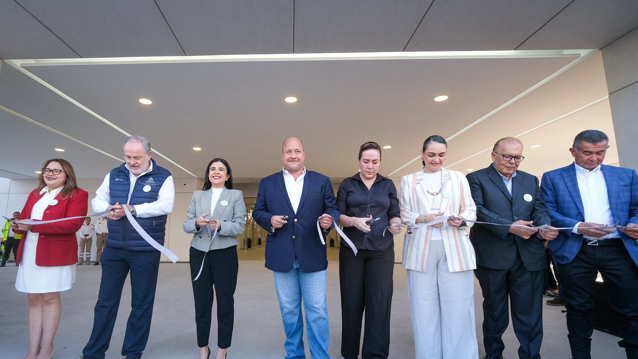 El Gobierno de Jalisco, encabezado por el gobernador Enrique Alfaro inauguró las obras de ampliación, rehabilitación y equipamiento del Hospital General de Occidente “Zoquipan”, trascendiendo en la infraestructura hospitalaria del estado. Con una inversión de más de 1,105 millones de pesos, estas mejoras son las más significativas en los últimos 46 años y posicionan al Hospital Zoquipan como un referente en atención médica para la población vulnerable de la región.