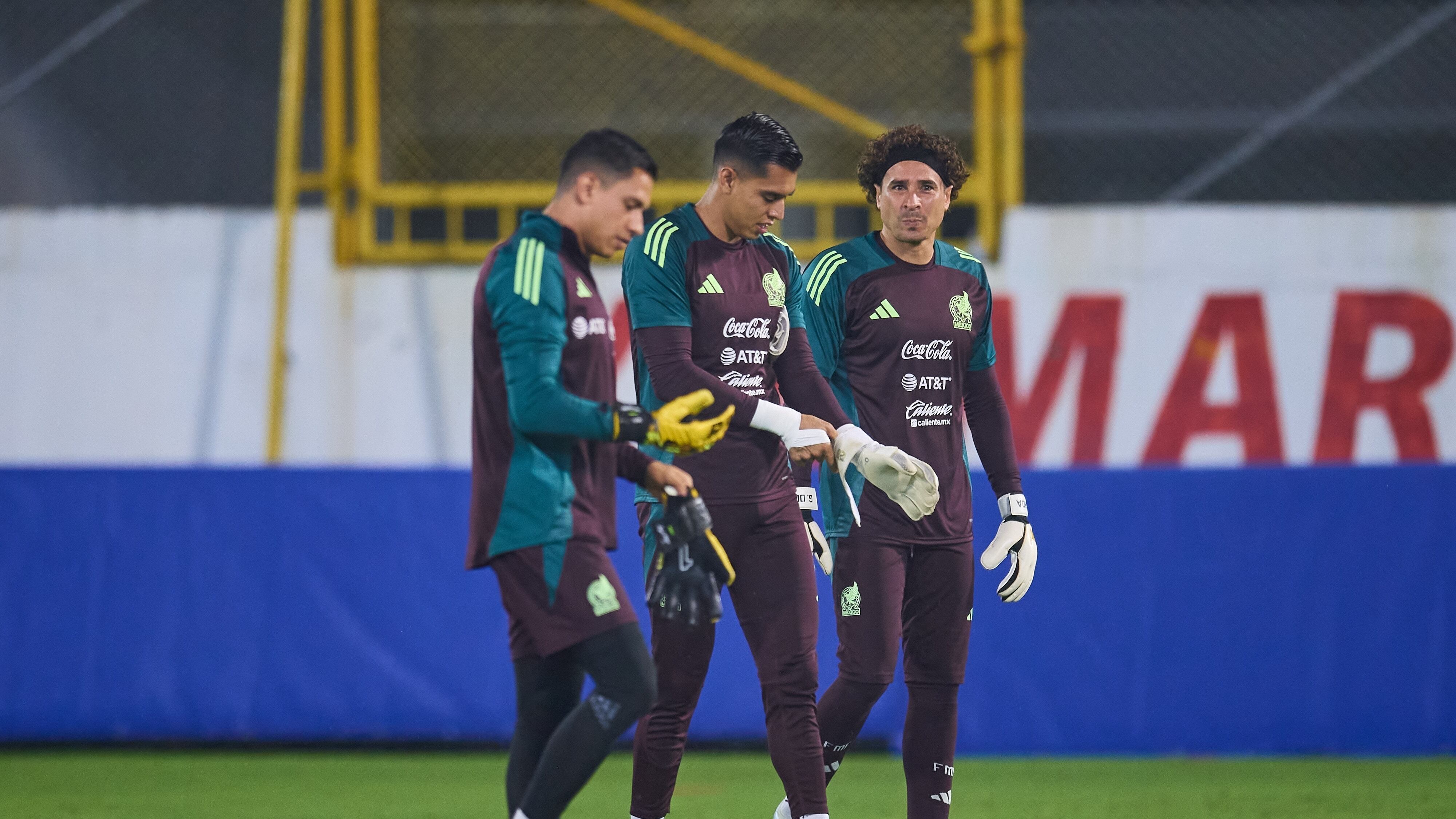 Guillermo Ochoa podría recuperar la titularidad ante el bajo rendimiento de Malagón y Rangel.