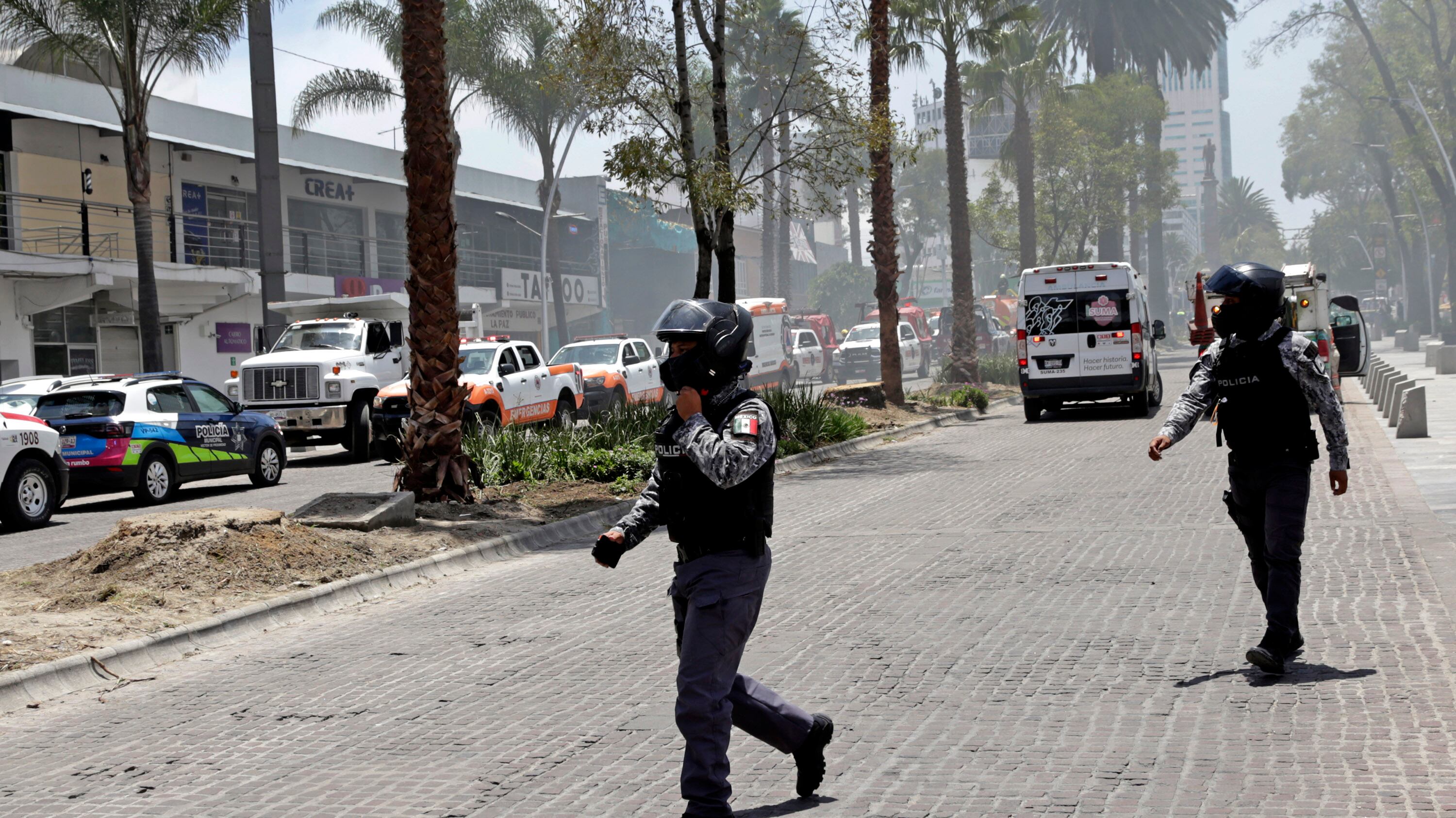 Se presume que las llamas se originaron en un 'antro'.