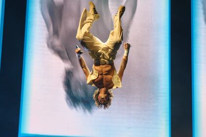 Benson Boone añadió una noche exitosa a su carrera como parte de su primera presentación en México en el Pepsi Center el pasado 3 de abril, logrando conquistar a sus fanáticos que consiguieron celebrar la visita del famoso artista al ritmo de sus temas más populares.  El intérprete de tan solo 22 años protagonizó una noche única, en donde deleitó a sus seguidores con algunos de sus exitosos temas, entre ellos “Beautiful Things”, “Cry”, “Sugar Sweet”, “Before You”, “What Was”, entre otros.