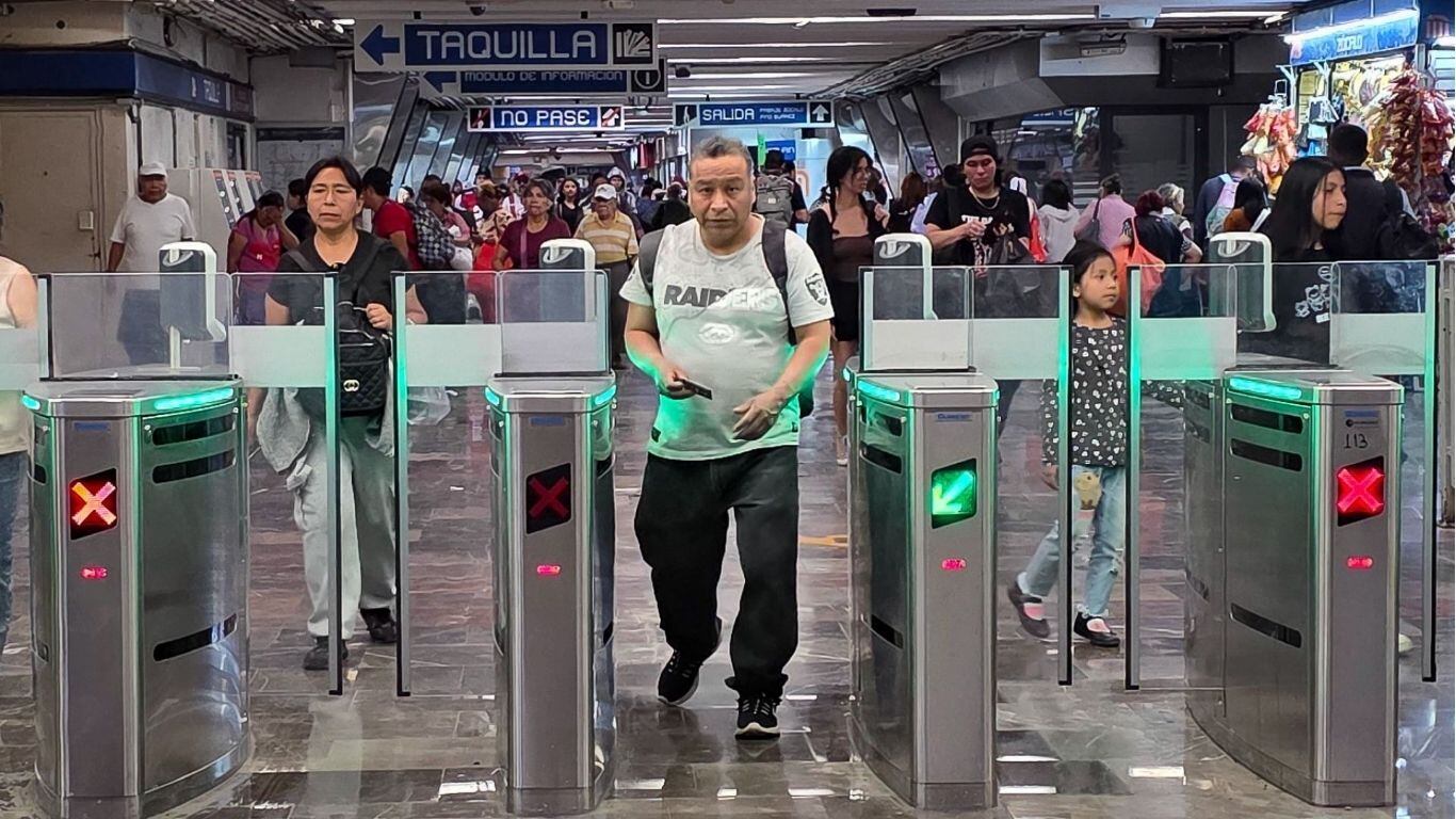 Estación Zócalo sigue cerrada y se multiplican los reportes de fallas en el Metro