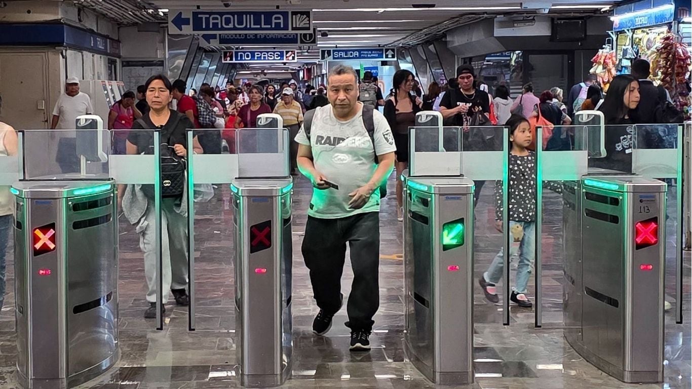La estación Zócalo/Tenochtitlan de Línea 2 permanece cerrada